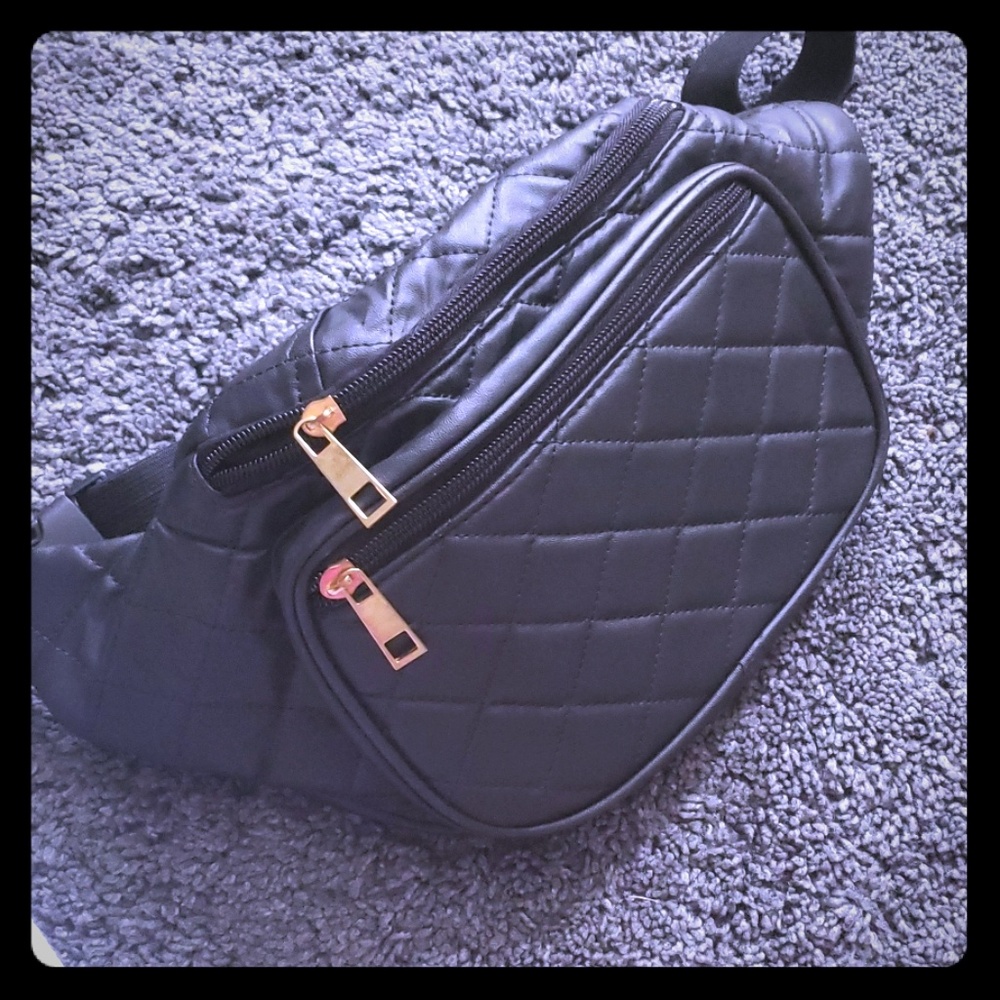 Fanny pack . Black . 3 zipper compartment.